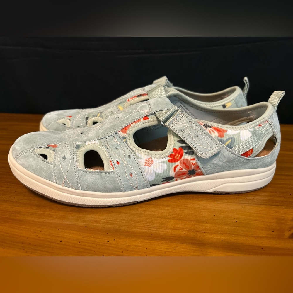 Earth Origins Effie Dusty Green Floral Hook & Loop Suede Fisherman Sandals 11 M